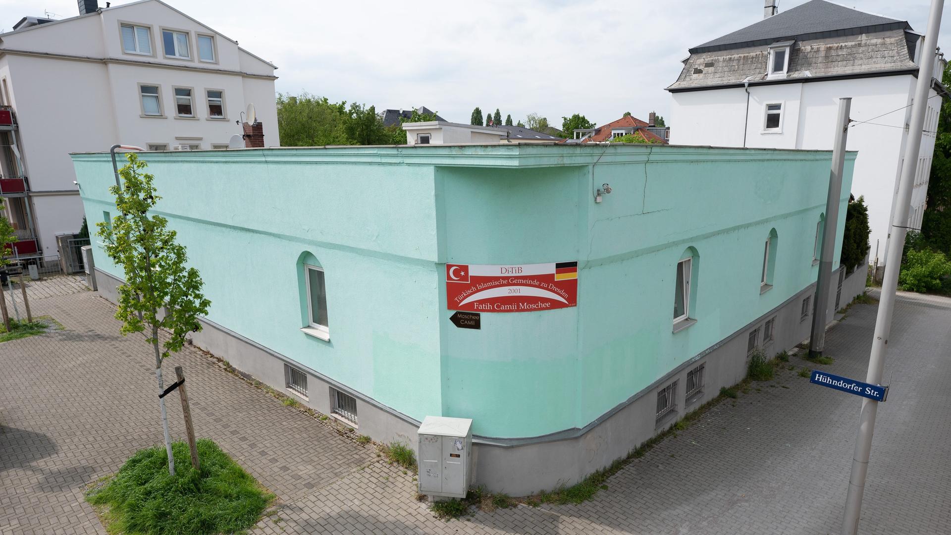 Eine türkisfarbene Moschee im Dresdner Stadtteil Cotta.