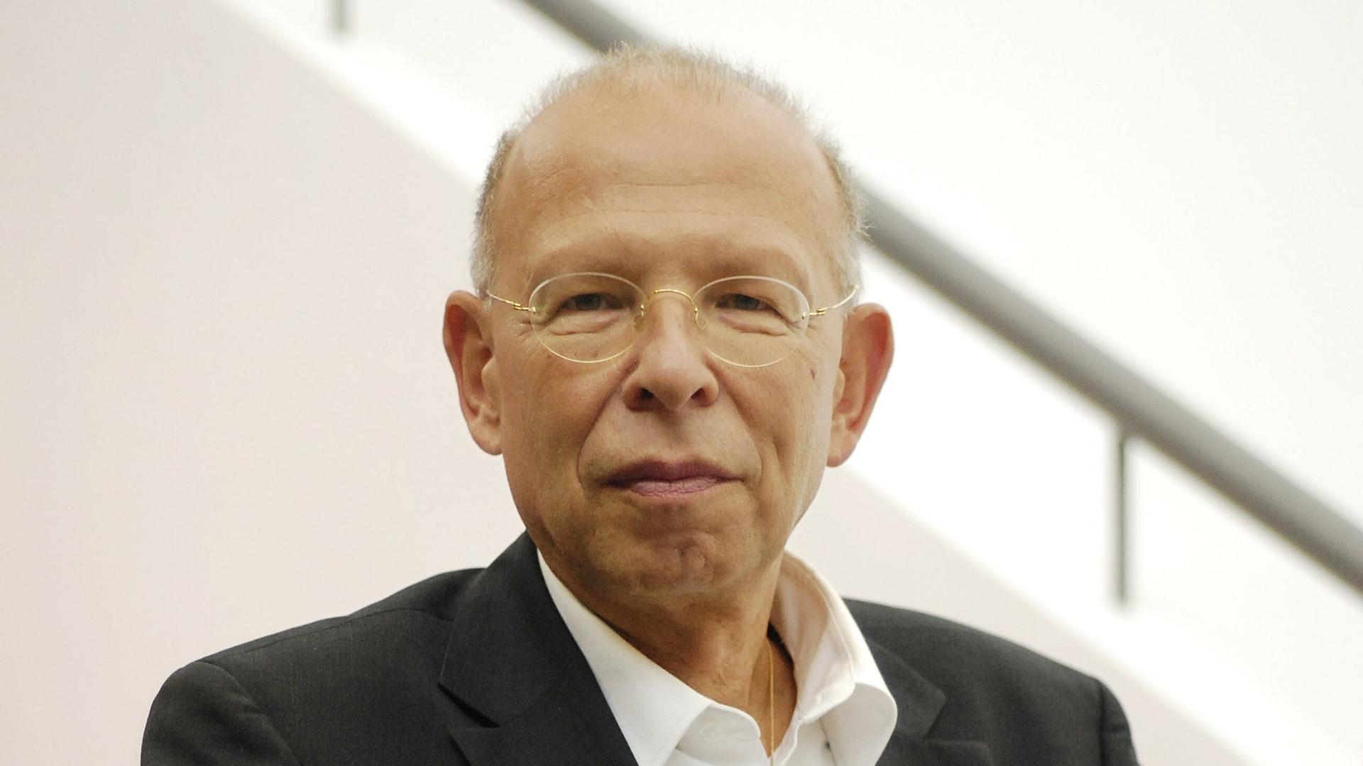 Rafael Seligmann schaut lächelnd in die Kamera Rafael Seligmann schaut lächelnd in die Kamera