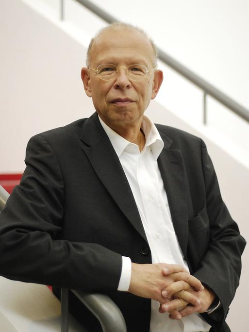 Rafael Seligmann schaut lächelnd in die Kamera