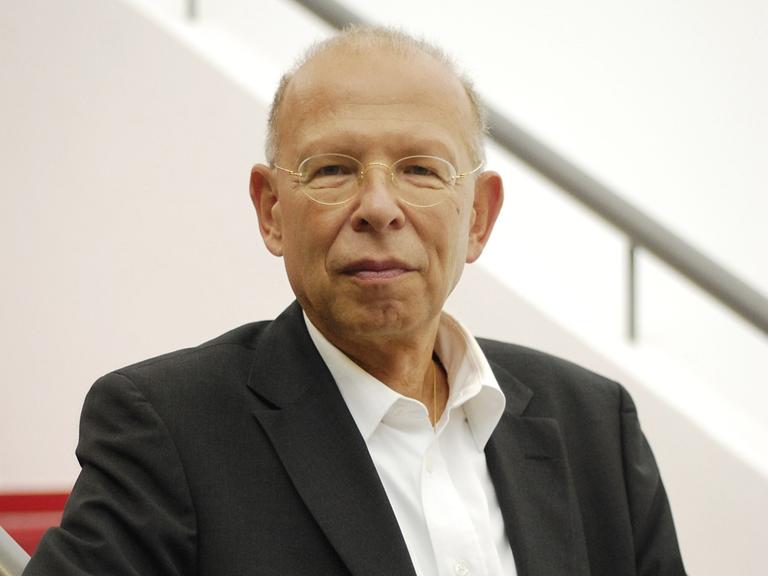 Rafael Seligmann schaut lächelnd in die Kamera