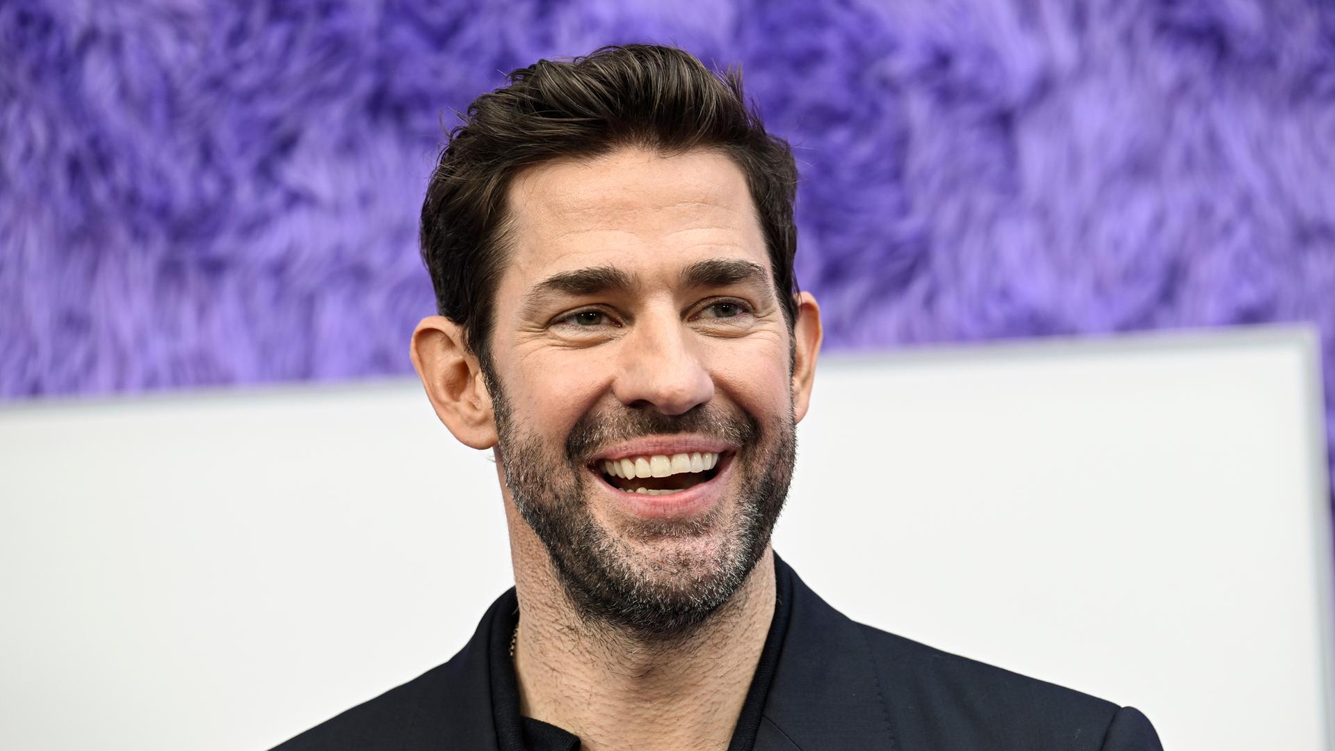 Produzent, Regisseur und Drehbuchautor John Krasinski lächelt in die Kamera. 