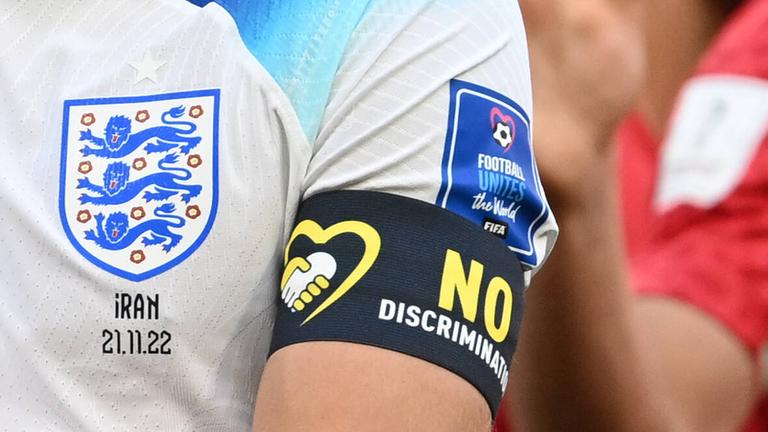 Die "No Discrimination"-Kapitänsbinde bei der Fußball-WM in Katar. Die "ONE LOVE"-Binde wurde von der FIFA offiziell verboten.