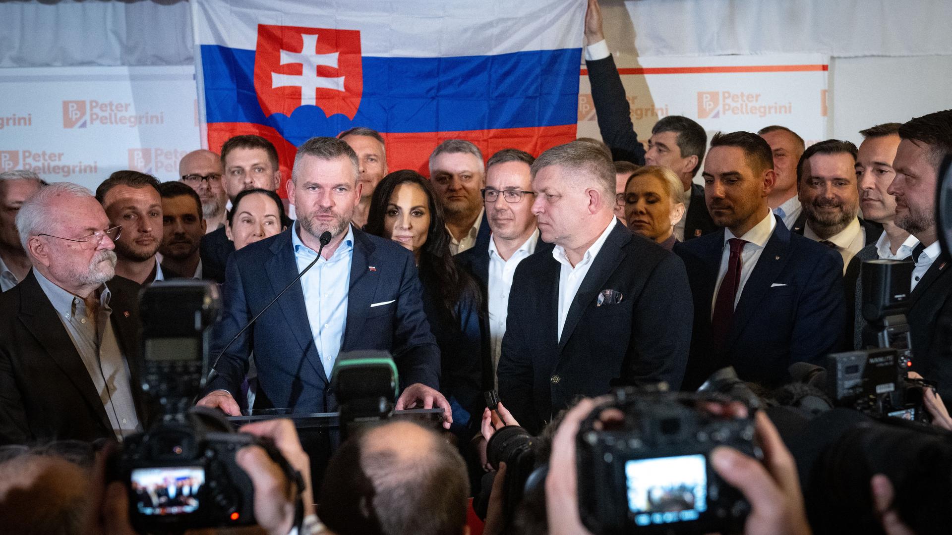 Peter Pellegrini, der Gewinner der Präsidentschaftswahl in der Slowakei steht am Mikrofon, rechts daneben Regierungschef Robert Fico. Peter Pellegrini, der Gewinner der Präsidentschaftswahl in der Slowakei steht am Mikrofon, rechts daneben Regierungschef Robert Fico.