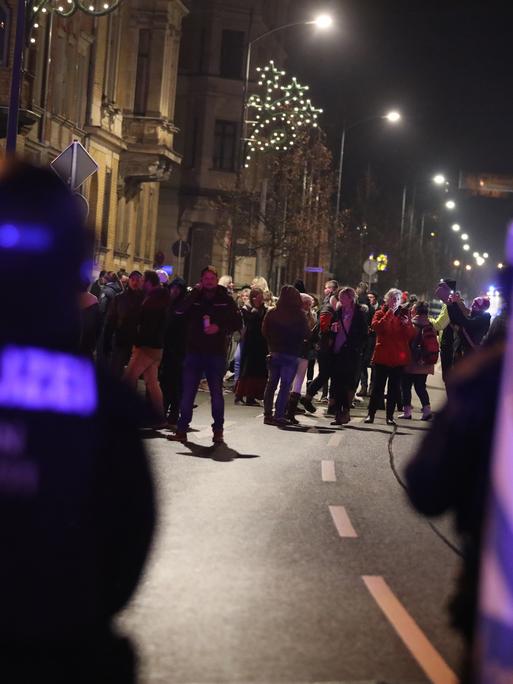 Polizisten und Teilnehmer eines so genannten Spaziergangs gegen die Corona-Maßnahmen stehen sich im thüringischen Greiz gegenüber. 