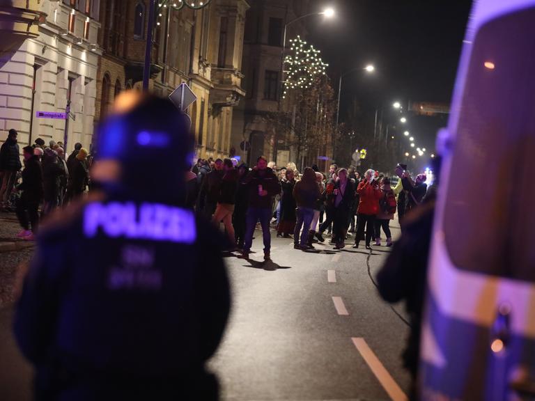 Polizisten und Teilnehmer eines so genannten Spaziergangs gegen die Corona-Maßnahmen stehen sich im thüringischen Greiz gegenüber. 