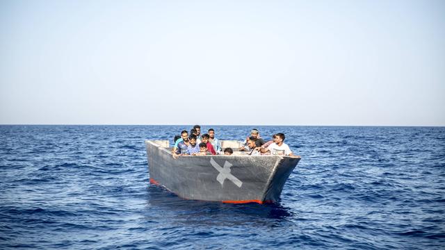 Ein Holzboot im Mittelmeer vor der libyschen Küste mit 26 geflüchteten Personen an Bord