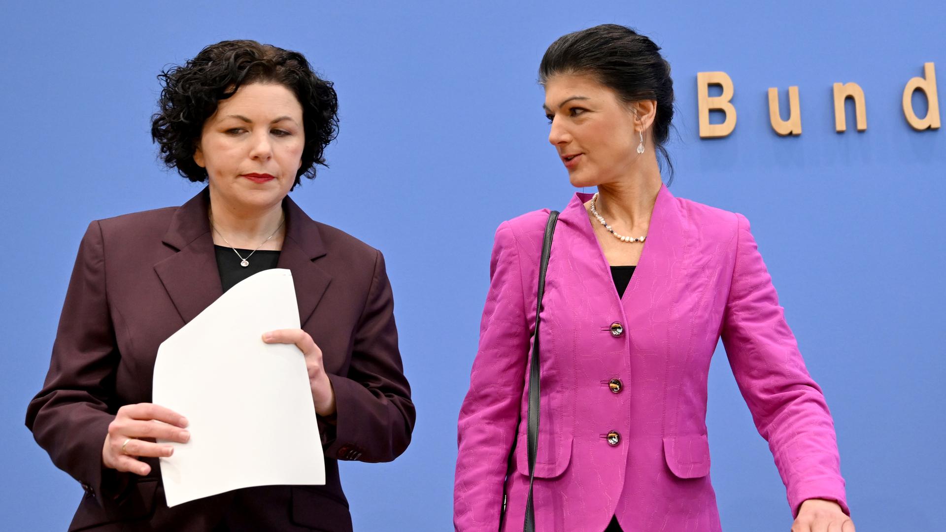 Die Co-Vorsitzenden des BSW, Amira Mohamed Ali (l) und Sahra Wagenknecht stehen nebeneinander.