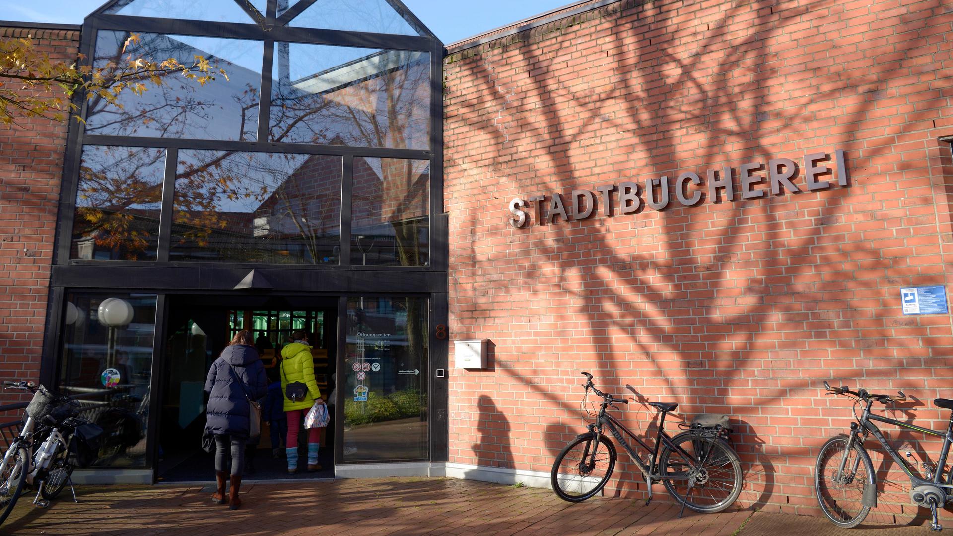 Äußerer Eingangsbereich der Stadtbücherei in Gladbeck im Bundesland Nordrhein-Westfalen Äußerer Eingangsbereich der Stadtbücherei in Gladbeck im Bundesland Nordrhein-Westfalen