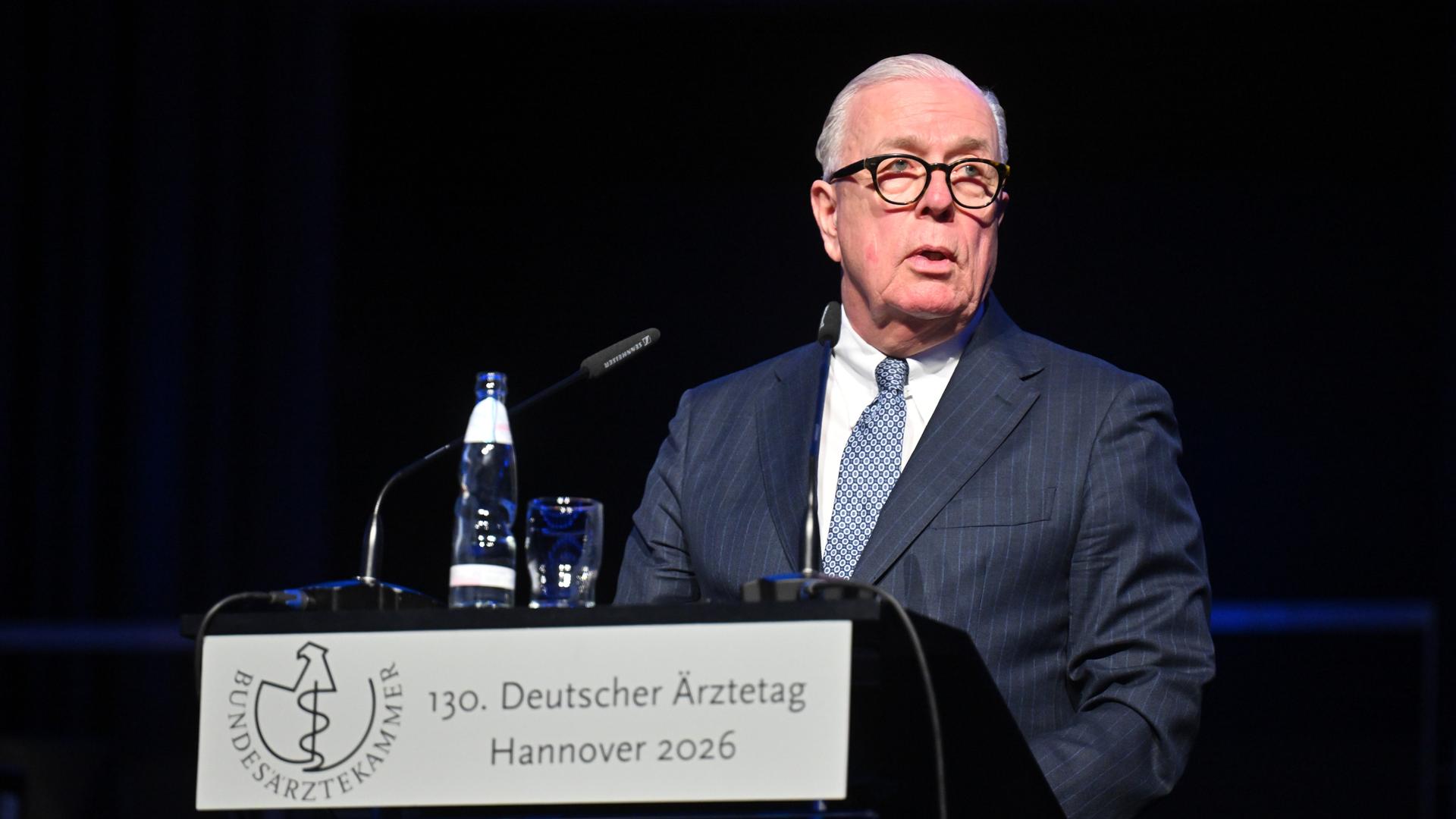 Klaus Reinhardt, Präsident der Bundesärztekammer, spricht zu Beginn des 130. Deutschen Ärztetages im Hannover Congress Centrum HCC. 