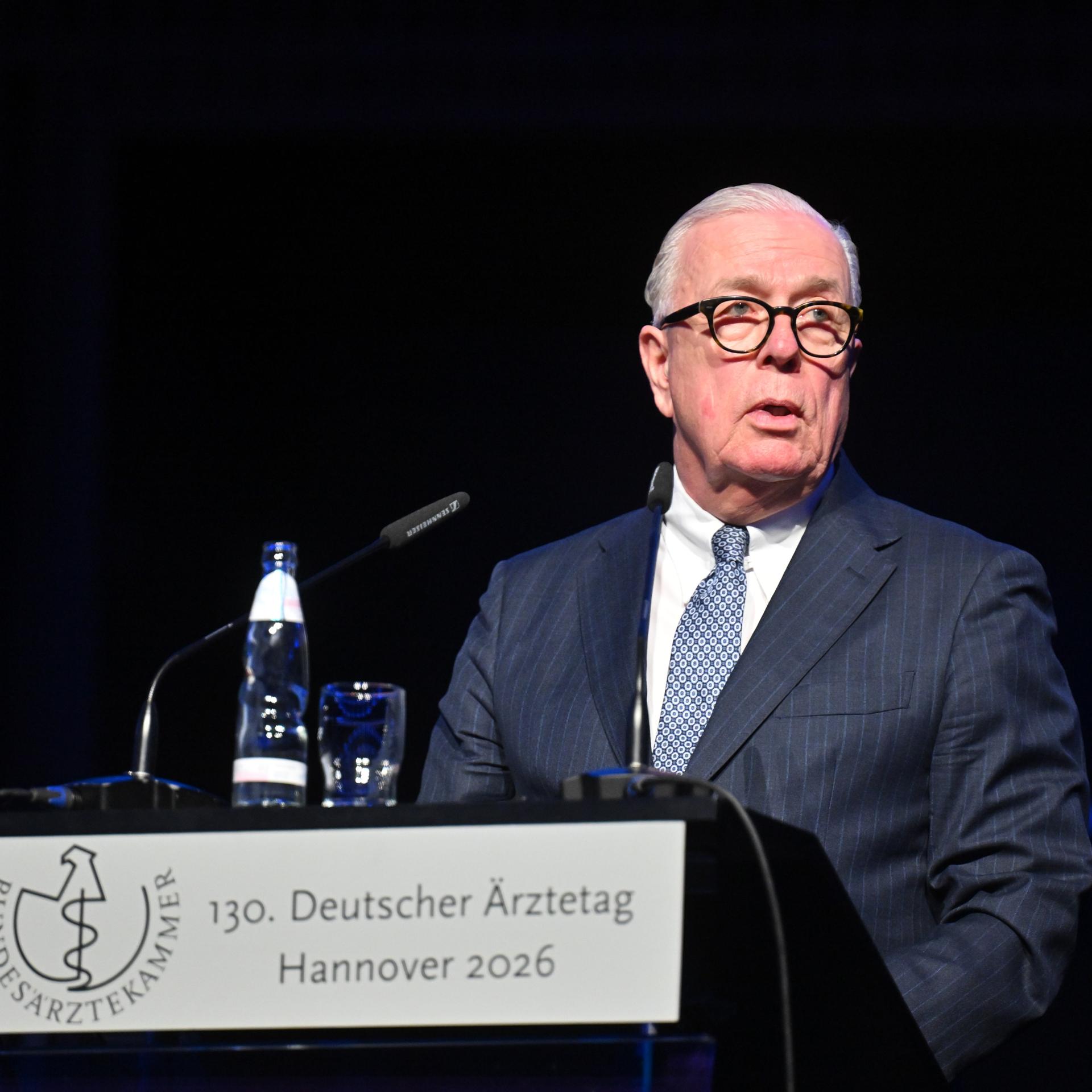 Klaus Reinhardt, Präsident der Bundesärztekammer, spricht zu Beginn des 130. Deutschen Ärztetages im Hannover Congress Centrum HCC. 