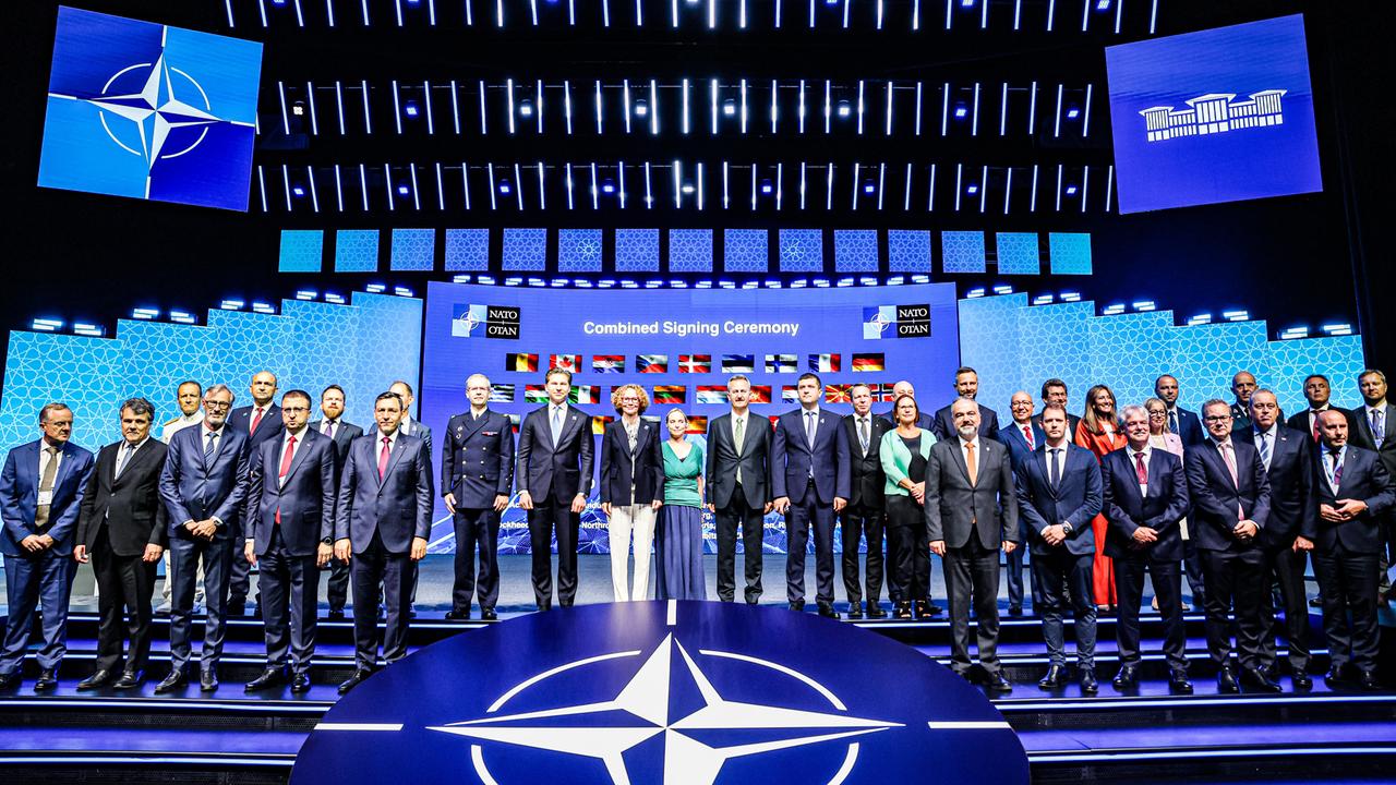 NATO-Gipfeltreffen des Verteidigungsindustrieforums (NSDIF) im NATO-Kongress in Ankara. Die große Versammlung steht vor einem digitalen Hintergrund mit den Nationalflaggen der Bündnispartner. NATO-Gipfeltreffen des Verteidigungsindustrieforums (NSDIF) im NATO-Kongress in Ankara. Die große Versammlung steht vor einem digitalen Hintergrund mit den Nationalflaggen der Bündnispartner.