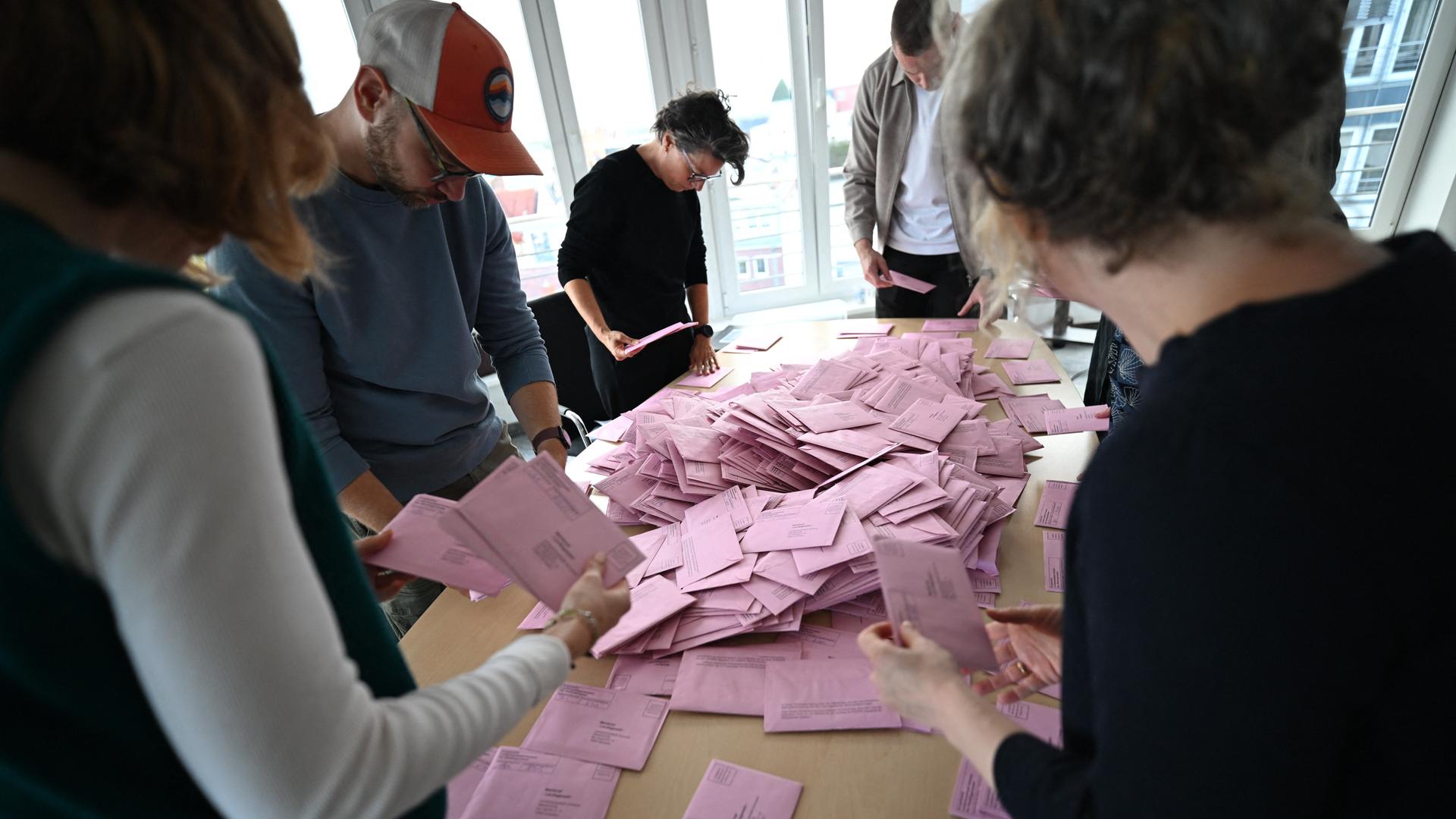 Wahlhelfer sortieren die Stimmzettel für die Auszählung der Briefwahl der Landtagswahl in Mecklenburg-Vorpommern vor. Die Landtagswahl in Mecklenburg-Vorpommern findet am Sonntag (20.09.2026) statt.