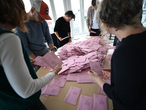 Wahlhelfer sortieren die Stimmzettel für die Auszählung der Briefwahl der Landtagswahl in Mecklenburg-Vorpommern vor. Die Landtagswahl in Mecklenburg-Vorpommern findet am Sonntag (20.09.2026) statt.