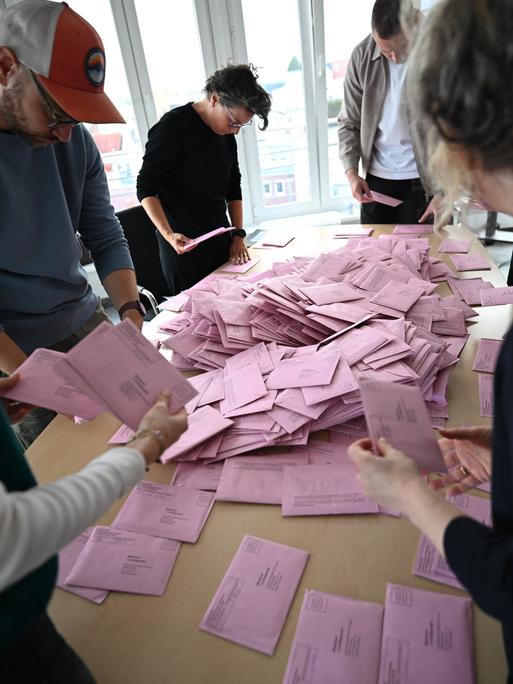 Wahlhelfer sortieren die Stimmzettel für die Auszählung der Briefwahl der Landtagswahl in Mecklenburg-Vorpommern vor. Die Landtagswahl in Mecklenburg-Vorpommern findet am Sonntag (20.09.2026) statt.