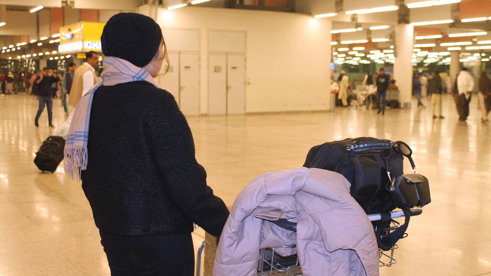 Eine junge Afghanin mit Aufnahmezusage für Deutschland wartet auf ihren Flug nach Berlin.