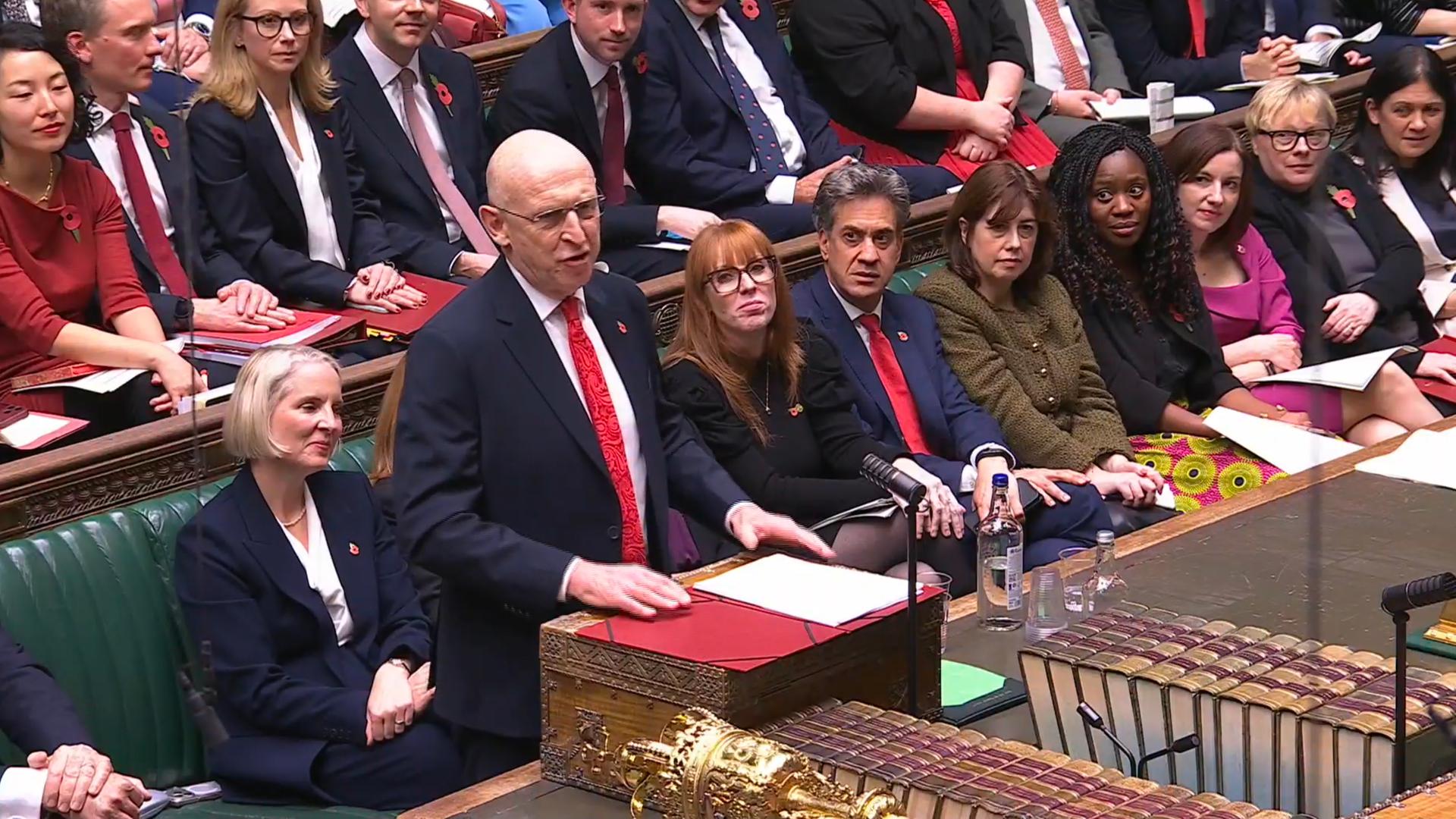 Der britische Finanzminister John Healey bei der Vorstellung seines Haushaltsplans im Unterhaus. 