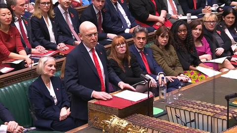 Der britische Finanzminister John Healey bei der Vorstellung seines Haushaltsplans im Unterhaus. 