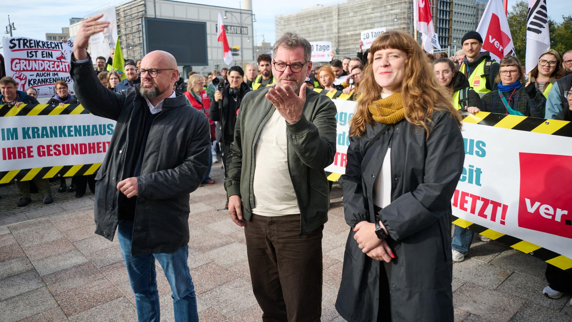 Tobias Schulze (l-r), Werner Graf und Kerstin Wolter stehen vor dem Beginn der Sondierungsgespräche für eine Regierungsbildung aus Linken, Grünen und SPD auf einer Streikversammlung von Charité-Beschäftigten. 
