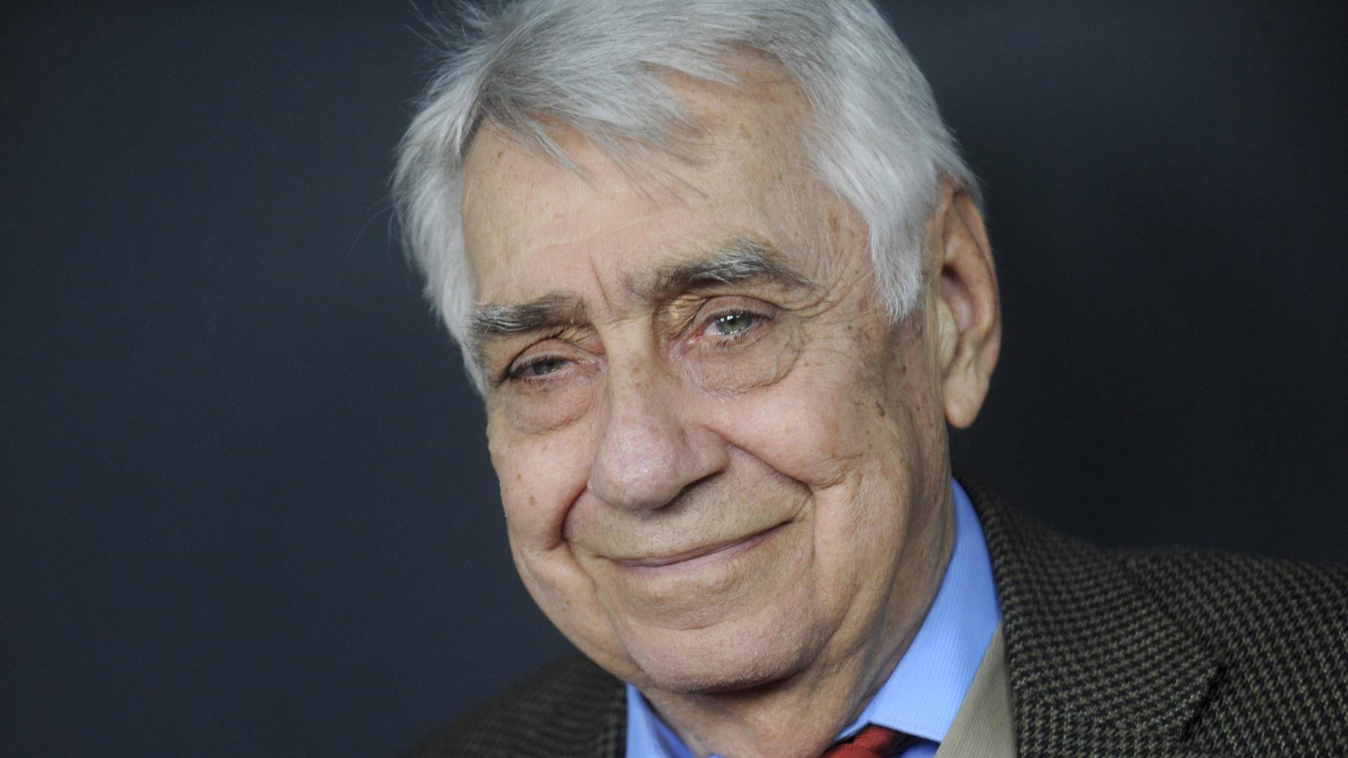 Der Schauspieler Philip Baker Hall lächelt.