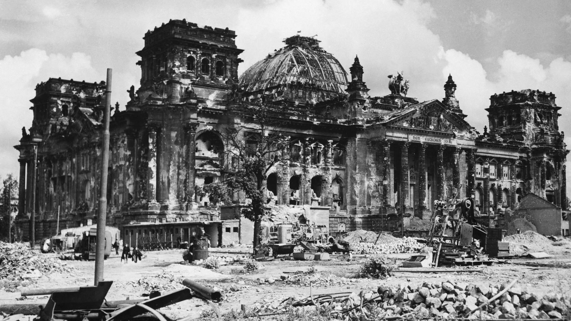 Das zerstörte Reichstagsgebäude nach dem Zweiten Weltkrieg Das zerstörte Reichstagsgebäude nach dem Zweiten Weltkrieg