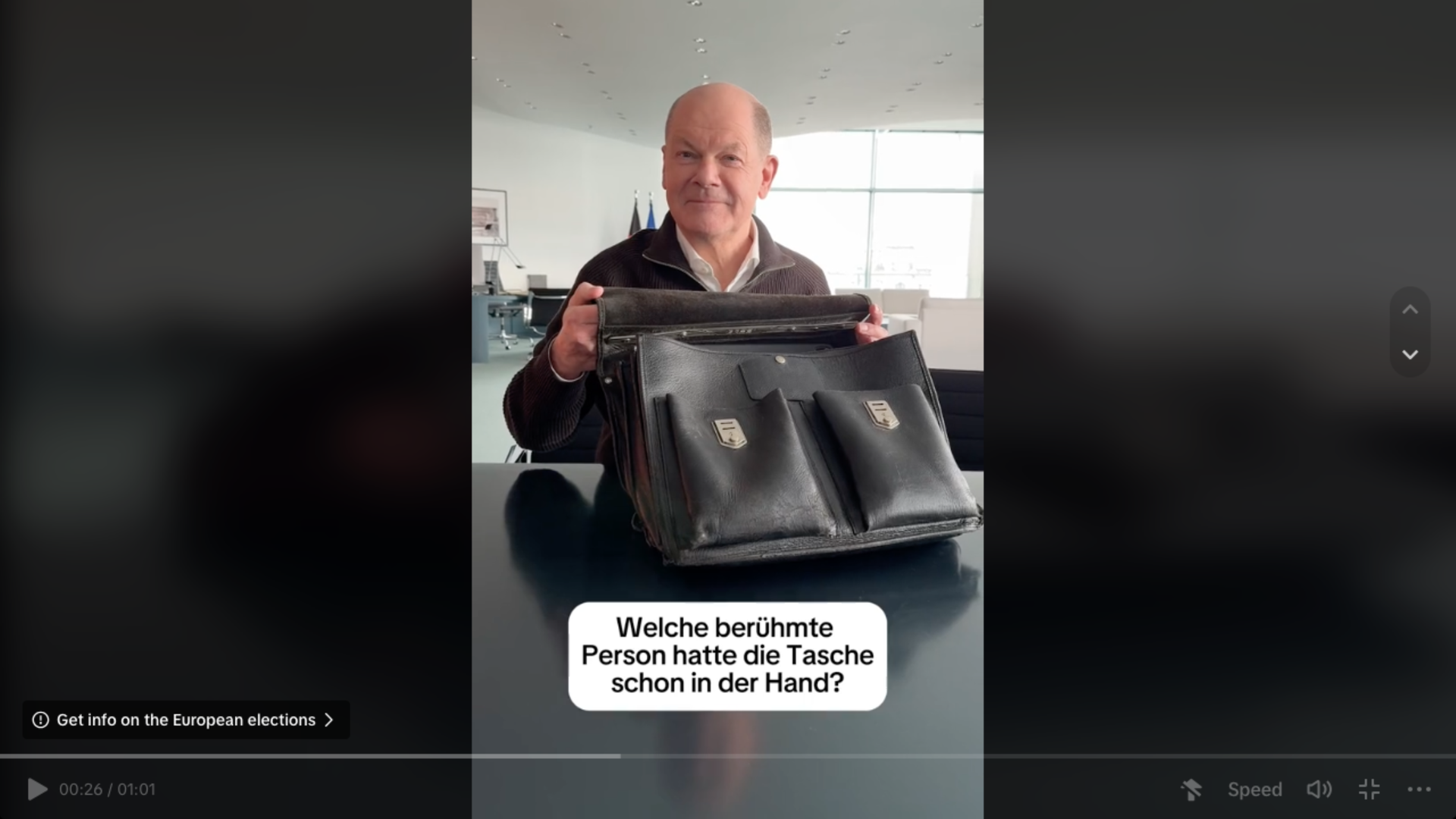 In einem Video auf der Social-Media-Plattform Tiktok sitzt Bundeskanzler Olaf Scholz (SPD) an einem Tisch und zeigt eine Aktentasche. Darunter steht: "Welche berühmte Person hatte die Tasche schon in der Hand?"