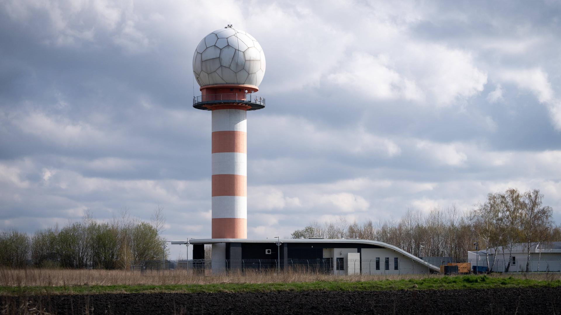 Radar-Turm am Flughafen Warschau in Polen