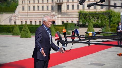 Der EU-Außenbeauftragte Borrell steht beim Treffen Europäischen Politischen Gemeinschaft in Moldau vor einem roten Teppich und gibt ein Interview.