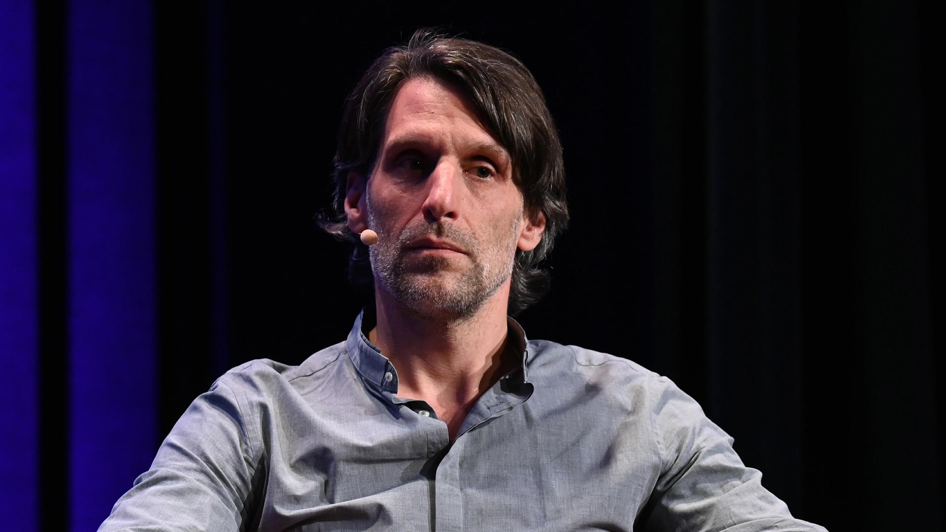 Philipp Hübl nimmt an einem Podiumsgespräch teil.