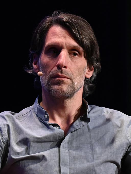 Philipp Hübl nimmt an einem Podiumsgespräch teil.