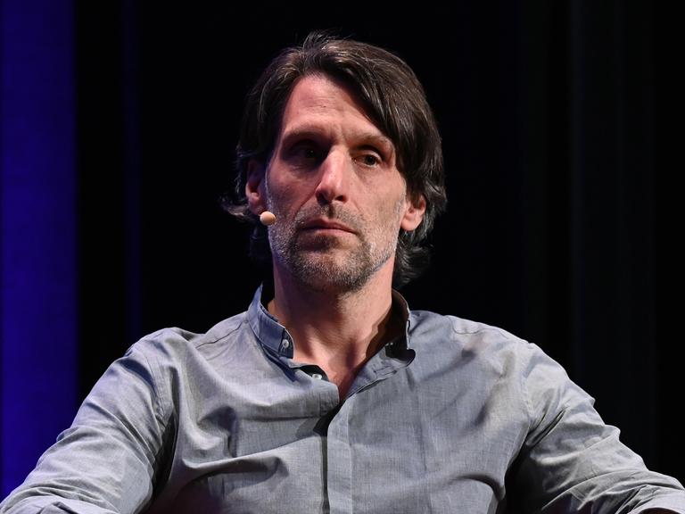 Philipp Hübl nimmt an einem Podiumsgespräch teil.