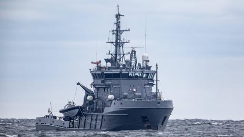 Ein großes Schiff auf dem offenen Meer.