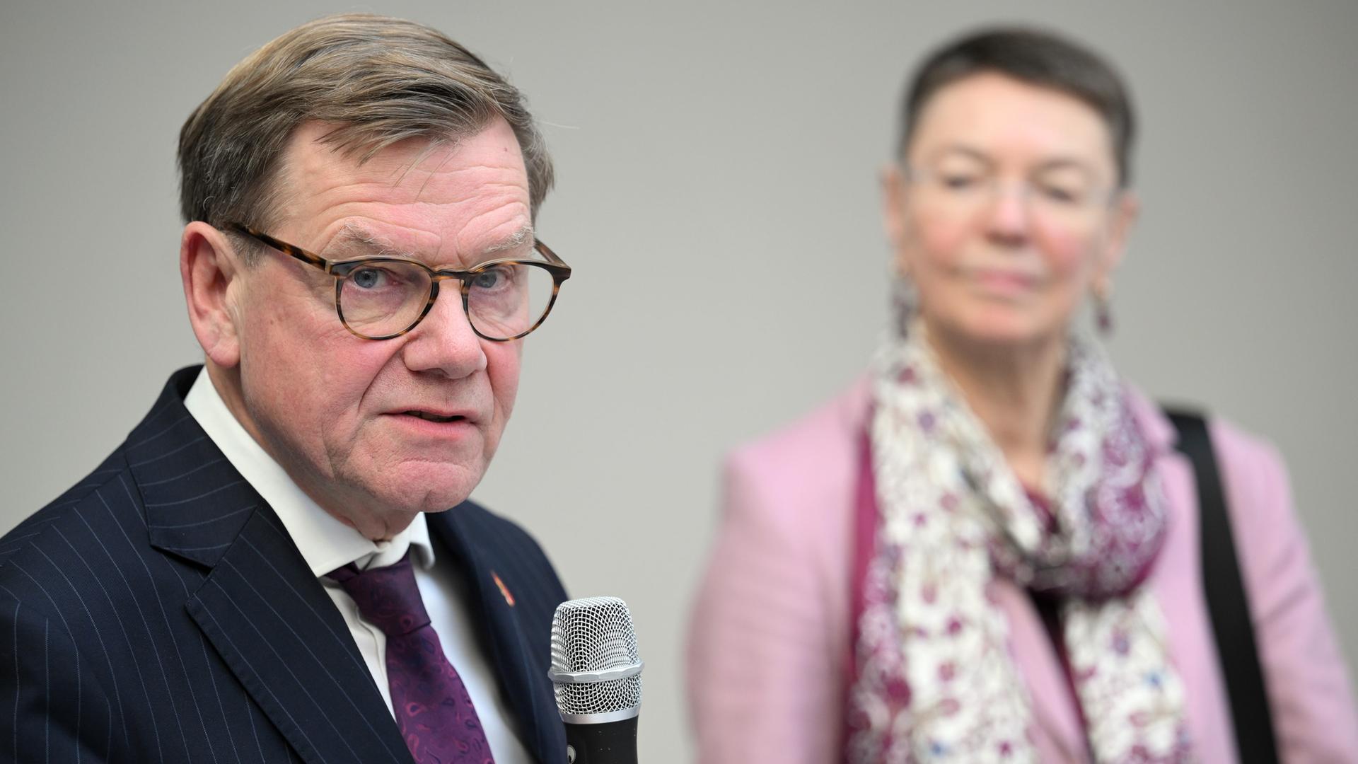 Peking: Bundesaußenminister Wadephul (l, CDU) spricht während eines Empfangs in der deutschen Botschaft neben Patricia Flor, Deutschlands Botschafterin in China. Peking: Bundesaußenminister Wadephul (l, CDU) spricht während eines Empfangs in der deutschen Botschaft neben Patricia Flor, Deutschlands Botschafterin in China.