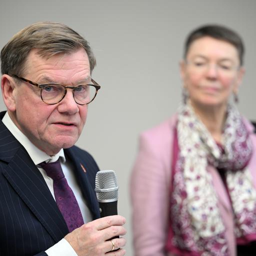 Peking: Bundesaußenminister Wadephul (l, CDU) spricht während eines Empfangs in der deutschen Botschaft neben Patricia Flor, Deutschlands Botschafterin in China.