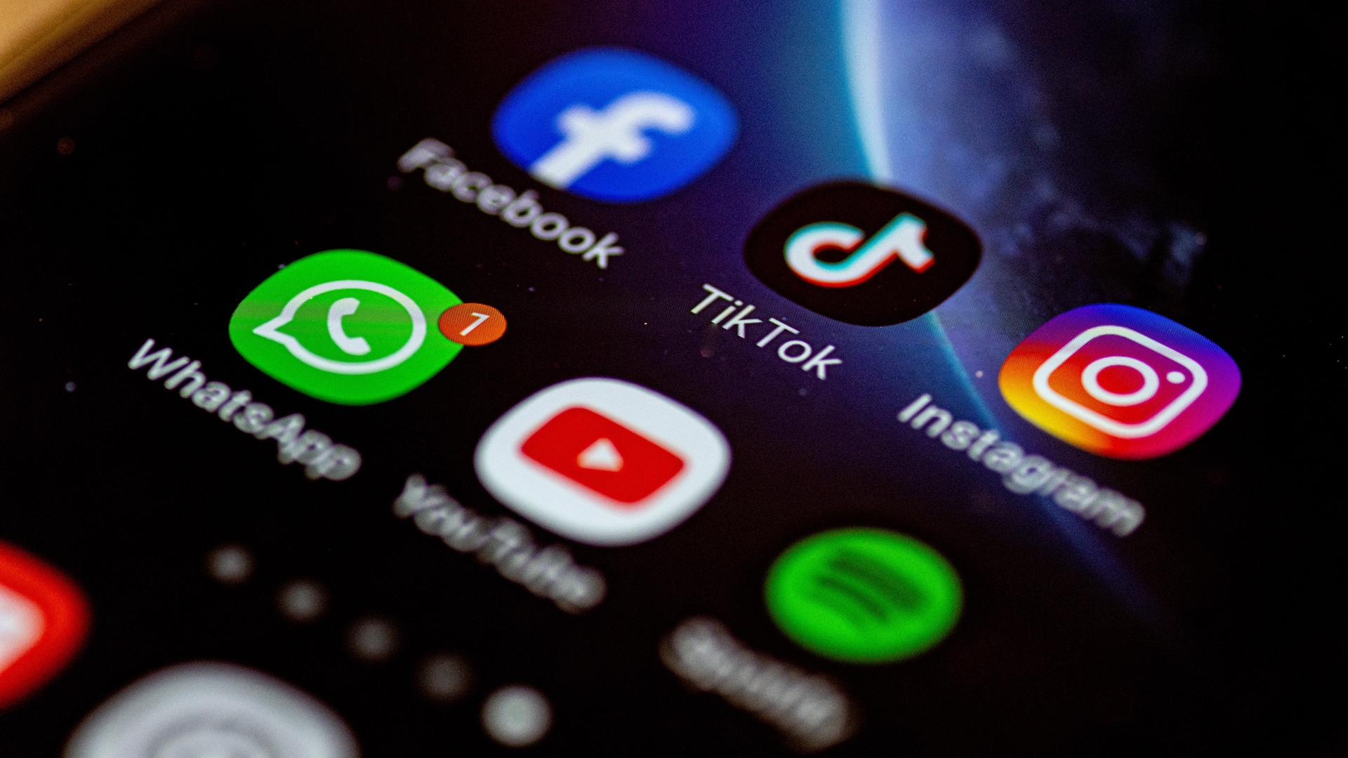Smartphone-Bildschirm mit App-Logos von Sozialen Medien wie Tiktok, Facebook, Youtube und Instagram