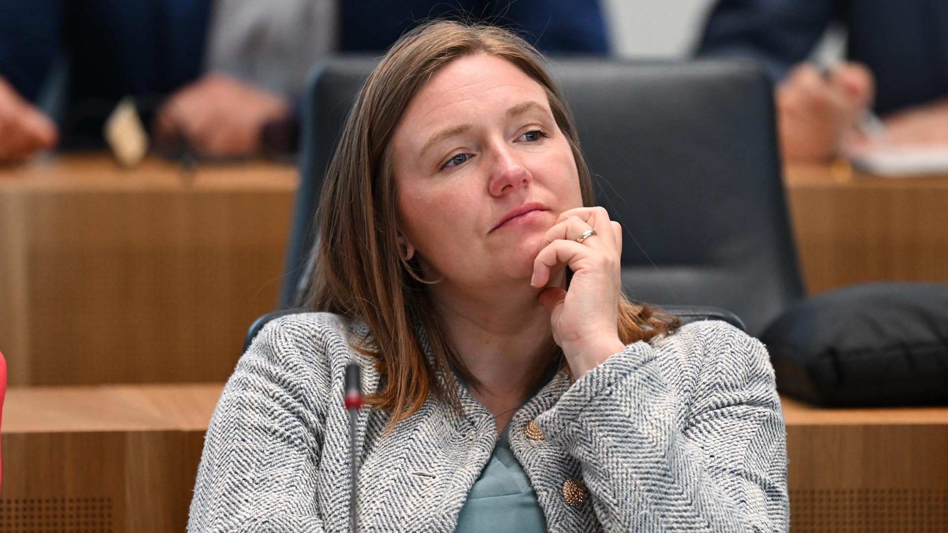 Katharina Binz (Bündnis 90/Die Grünen), Ministerin für Familie, Frauen, Kultur und Integration von Rheinland-Pfalz, nimmt an der Plenarsitzung des Landtags in Mainz teil. Katharina Binz (Bündnis 90/Die Grünen), Ministerin für Familie, Frauen, Kultur und Integration von Rheinland-Pfalz, nimmt an der Plenarsitzung des Landtags in Mainz teil.