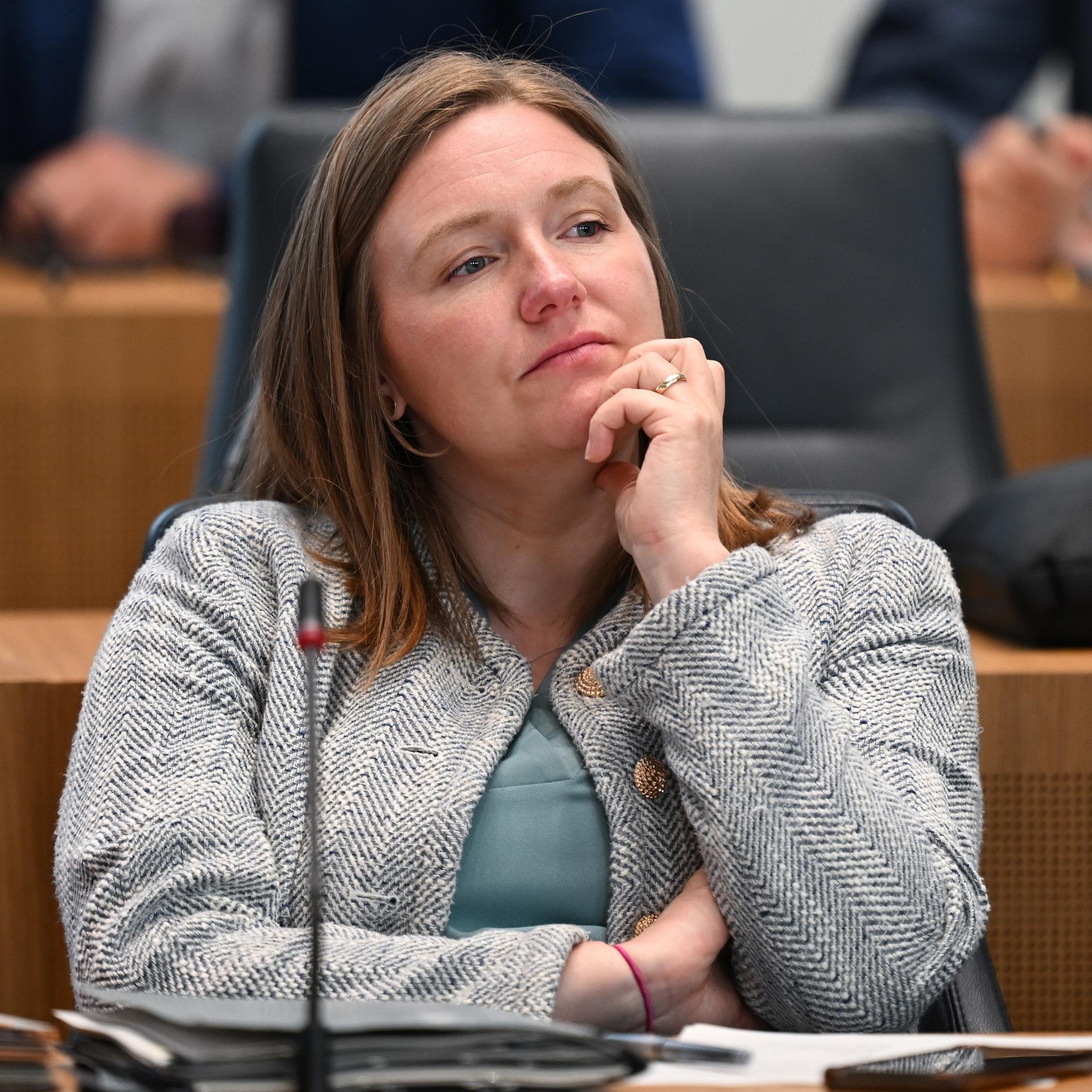 Katharina Binz (Bündnis 90/Die Grünen), Ministerin für Familie, Frauen, Kultur und Integration von Rheinland-Pfalz, nimmt an der Plenarsitzung des Landtags in Mainz teil.