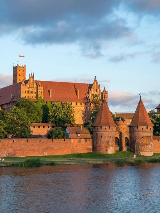 Die Marienburg, mittelalterliche Ordensburg des Deutschen Ordens am Fluss Nogat, Malbork, Polen, Europa