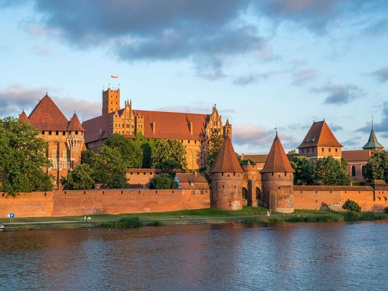 Die Marienburg, mittelalterliche Ordensburg des Deutschen Ordens am Fluss Nogat, Malbork, Polen, Europa