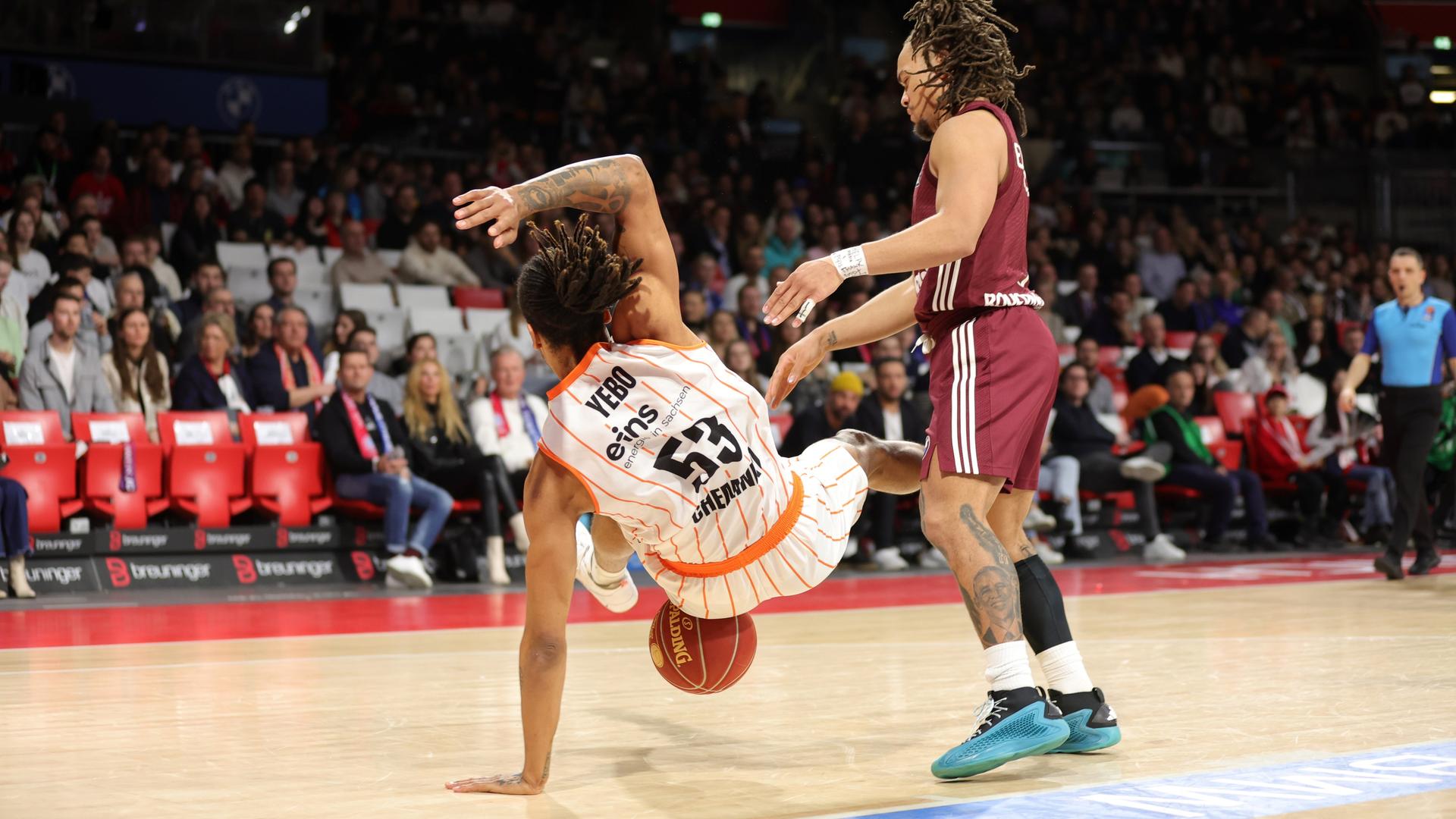 Carsen Edwards #3 von FC Bayern Muenchen und Kevin Yebo #53 von Chemnitz Niners FC Bayern München kämpfen um den Basketball.