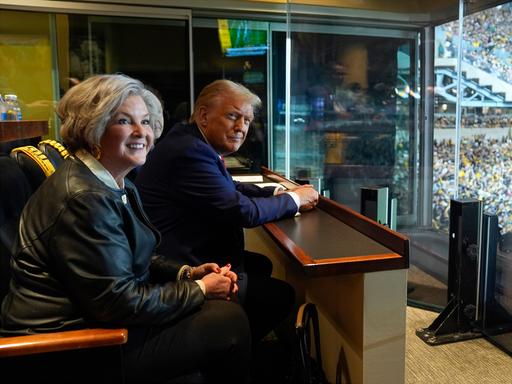 Der designierte US-Präsident Donald Trump und seineWahlkampfleiterin Susan Wiles bei einem Fußballspiel in Pittsburg. 