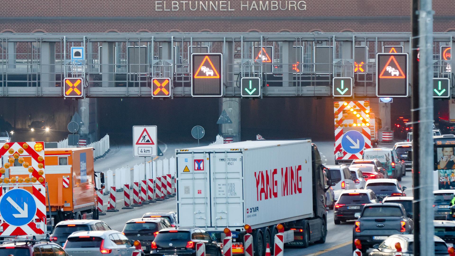 Hamburg: Stockender und sich teils stauender Verkehr ist auf der Autobahn A7 in Richtung Süden vor dem Elbtunnel zu sehen.
