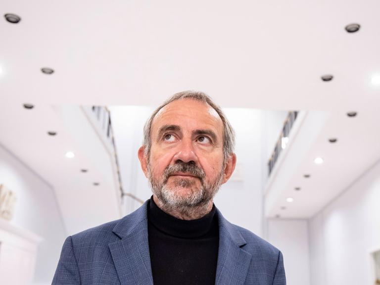 Der Präsident der Stiftung Preussischer Kulturbesitz SPK Hermann Parzinger posiert für ein Bild im Foyer der Villa von der Heydt in Berlin am 25. Januar 2023.