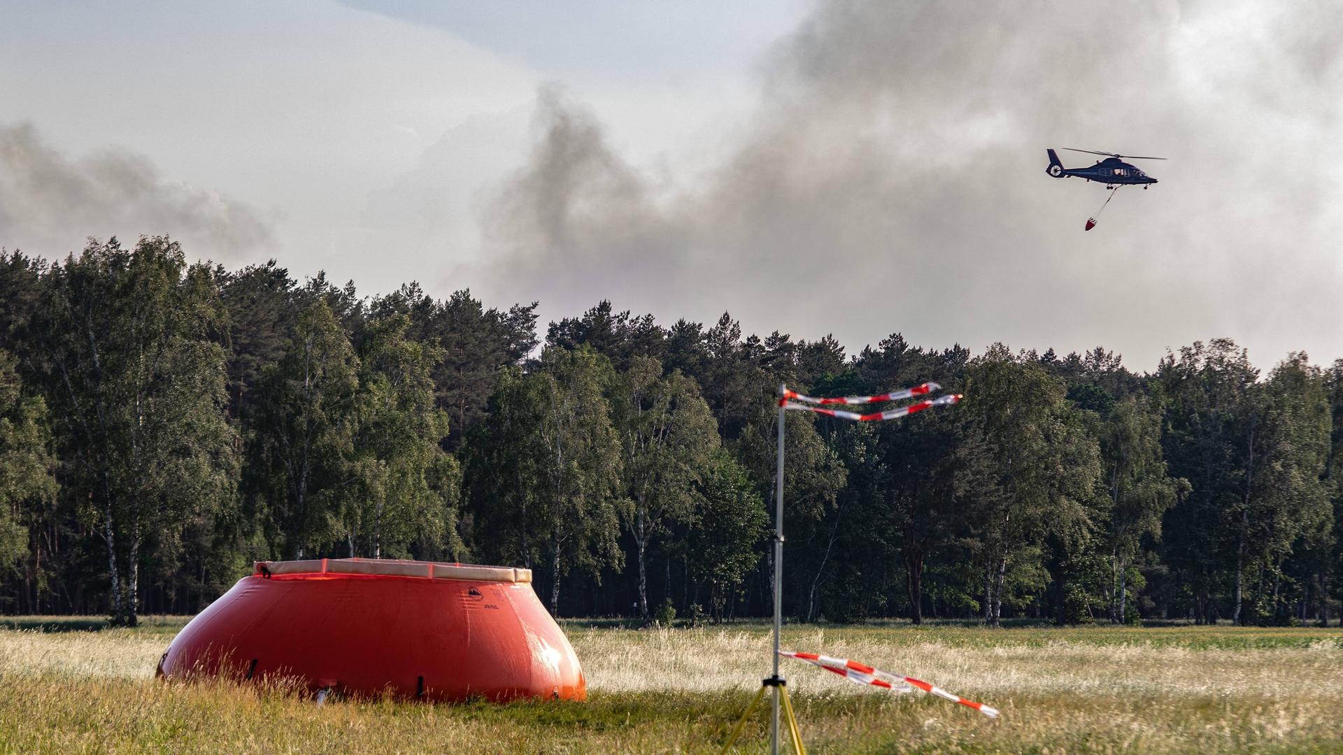 Der Waldbrand in Brandenburg ist mittlerweile am Ortsrand von Felgentreu angekommen. Die Feuerwehren sind im Großeinsatz und werden mittlerweile durch Hubschrauber der Bundespolizei unterstüzt. Die Hubschrauber löschen aus der Luft mit, da dort das Gelände das brennt, nicht betreten werden kann, da das Gelände mit Munition verseucht ist. 