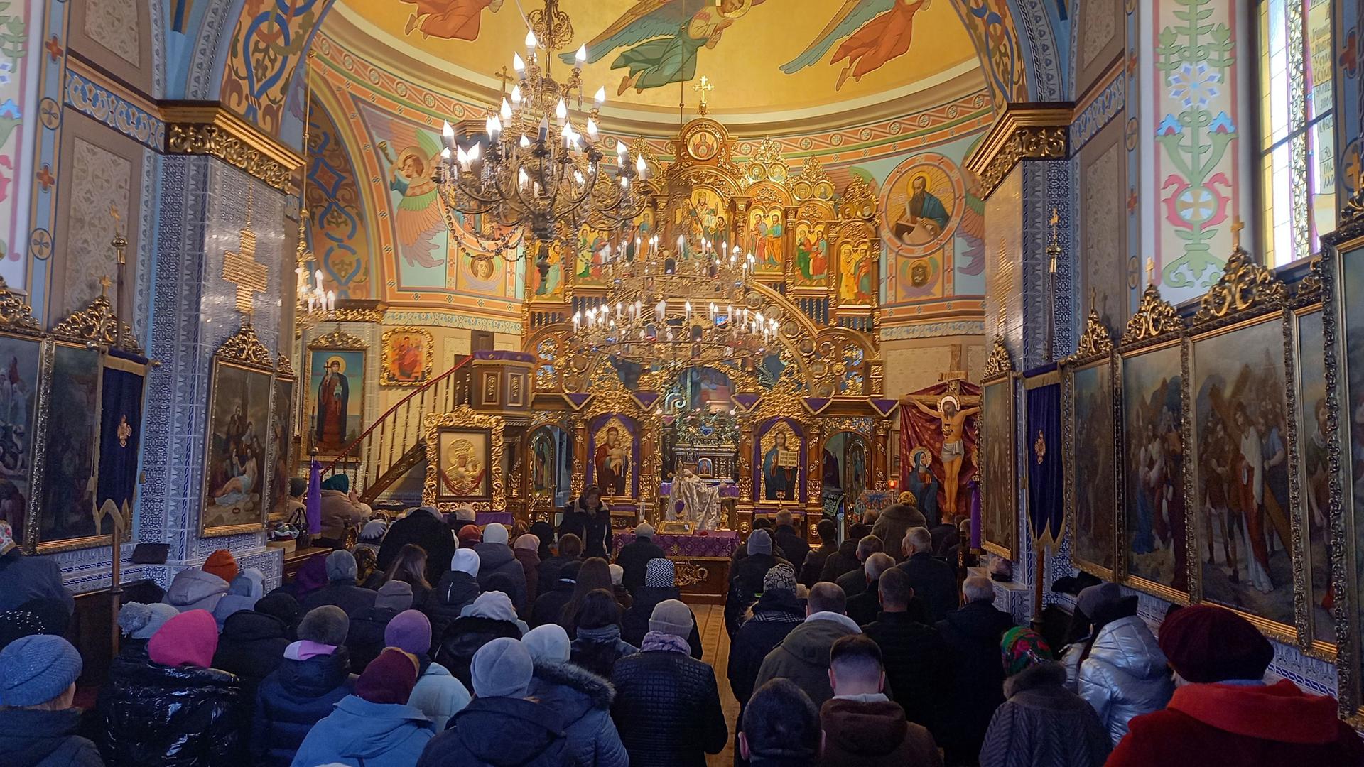 In der Mariä-Himmelfahrts-Kirche, der griechisch-katholischen Kirche in dem Karpatenort in der Westukraine, beten die Kirchgänger für den Frieden in der Ukraine. (zu dpa "Das friedliche Leben im angegriffenen Land")