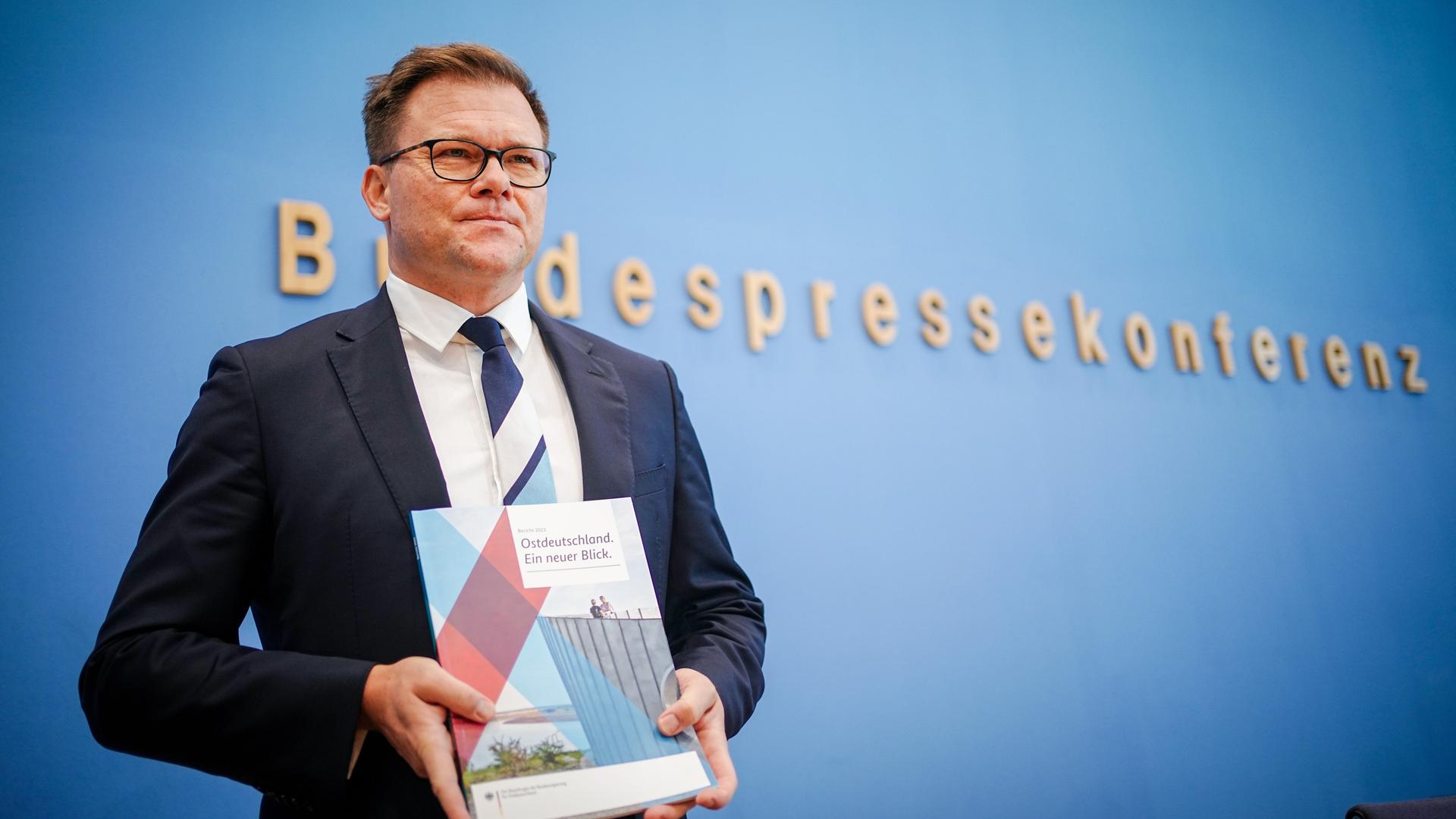 Carsten Schneider, Beauftragter der Bundesregierung für Ostdeutschland, stellt in der Bundespressekonferenz den Bericht der Bundesregierung für Ostdeutschland 2022 mit dem Titel "Ostdeutschland. Ein neuer Blick" vor.