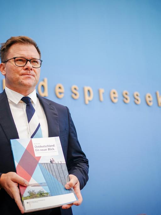 Carsten Schneider, Beauftragter der Bundesregierung für Ostdeutschland, stellt in der Bundespressekonferenz den Bericht der Bundesregierung für Ostdeutschland 2022 mit dem Titel "Ostdeutschland. Ein neuer Blick" vor.