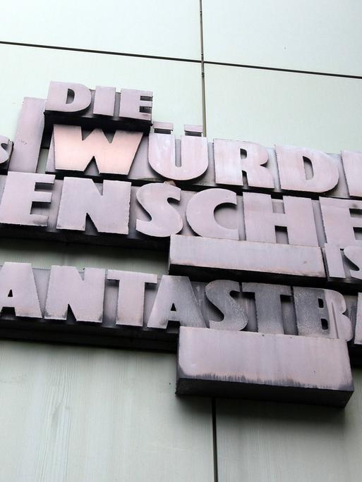 Schriftzug mit Artikel eins des Grundgesetzes der Bundesrepublik Deutschland "Die Würde des Menschen ist unantastbar" an der Fassade der Staatsanwaltschaft im Justizzentrum in Frankfurt am Main