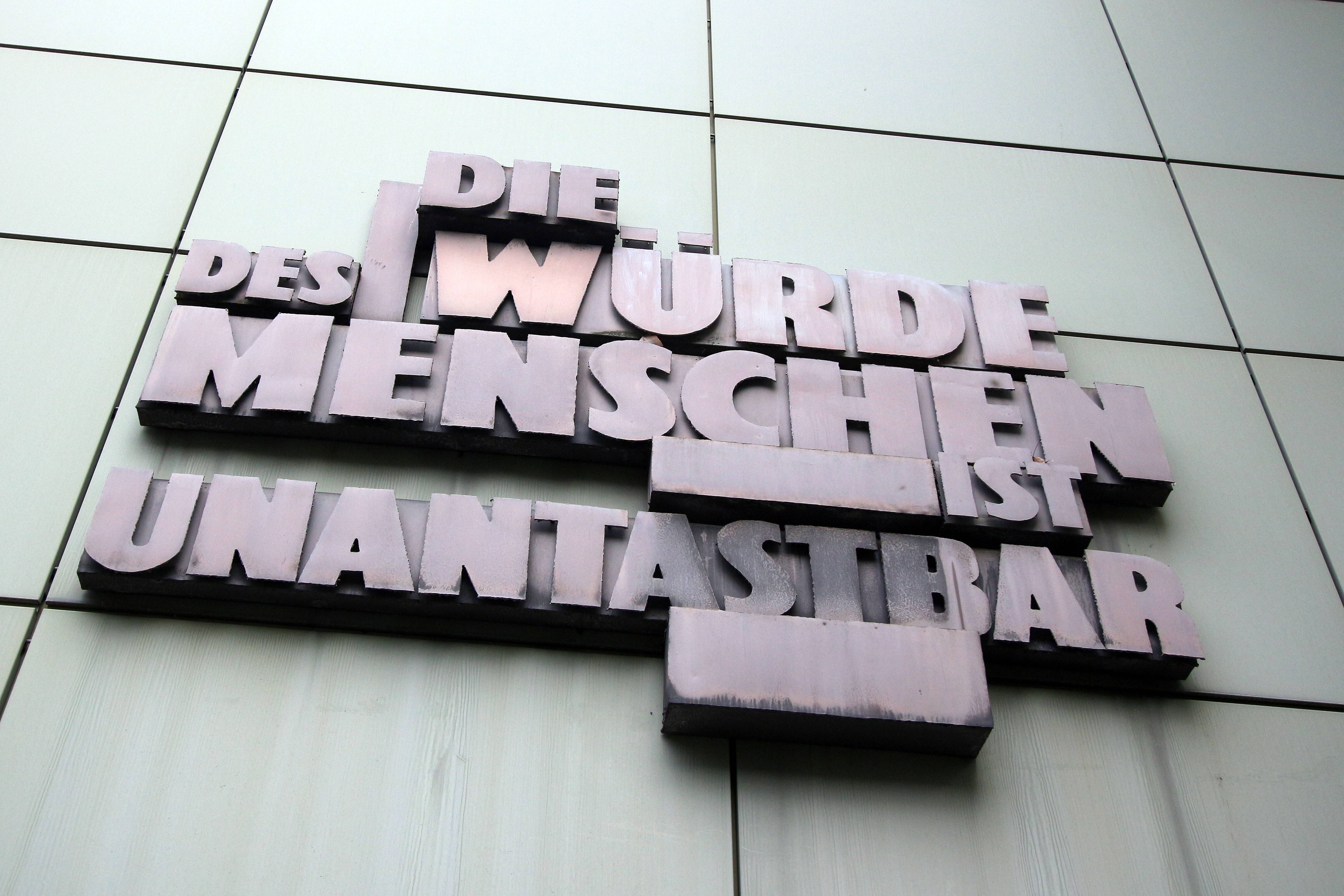 Schriftzug mit Artikel eins des Grundgesetzes der Bundesrepublik Deutschland "Die Würde des Menschen ist unantastbar" an der Fassade der Staatsanwaltschaft im Justizzentrum in Frankfurt am Main