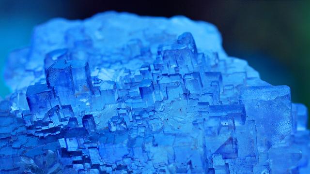 Ein blau scheinender Kristall in der Nahaufnahme Ein blau scheinender Kristall in der Nahaufnahme