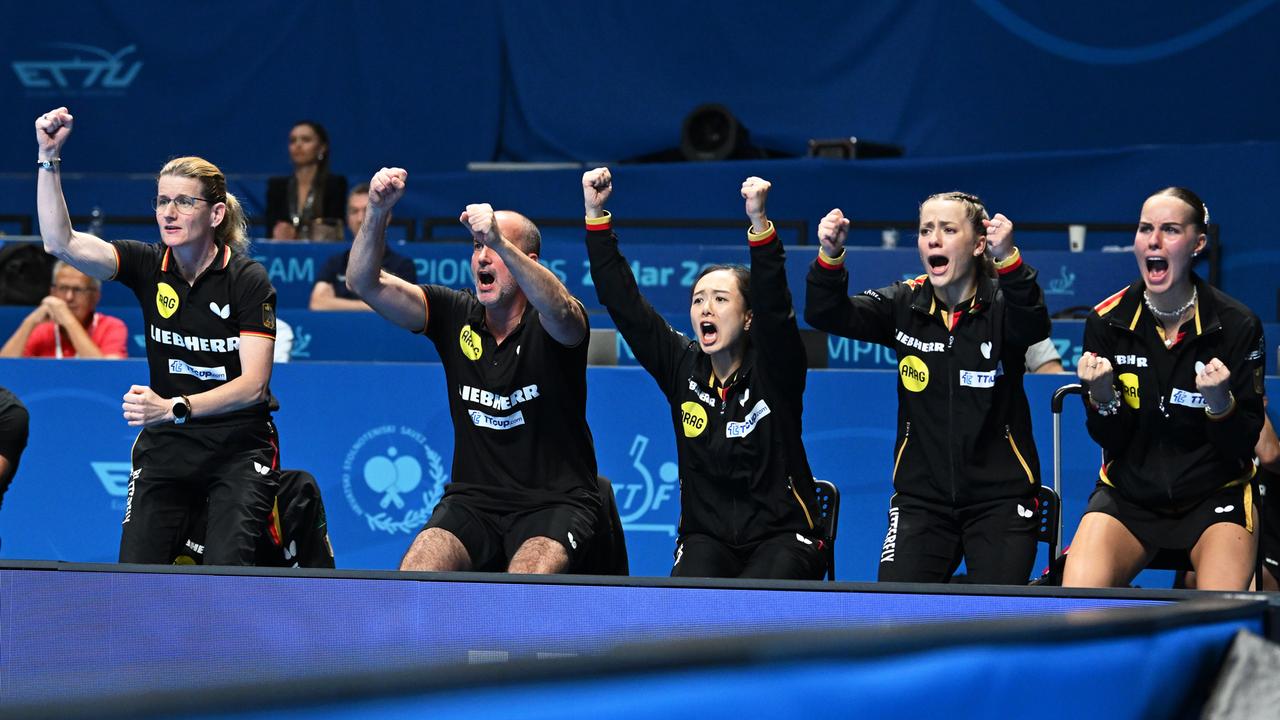 Deutschlands Trainer-Team mit Tamara Boros (l) und Zoltan Batorfi (2.v.l) jubeln mit den Spielerinnen auf der Bank während der Partie zwischen Sabine Winter (Deutschland) und Elizabeta Samara (Rumänien). 